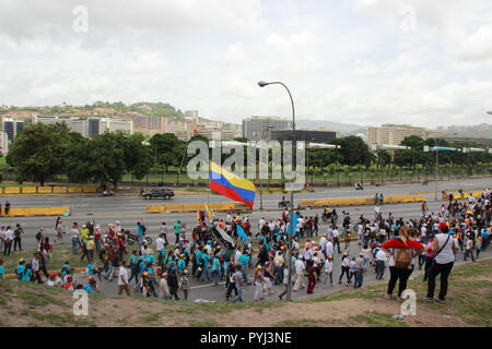 Caracas Venezuela vom 19. Juni 2017: Anti Nicolas Maduro Demonstranten marschieren zu den Nationalen Wahlrat (CNE) in eine massive Demonstration Stockfoto