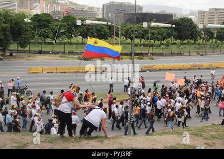 Caracas Venezuela vom 19. Juni 2017: Anti Nicolas Maduro Demonstranten marschieren zu den Nationalen Wahlrat (CNE) in eine massive Demonstration Stockfoto