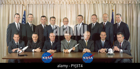 (1963) - - - der ersten beiden Gruppen von Astronauten ausgewählt durch das Nationale Luft- und Raumfahrtbehörde (NASA). Die ursprünglichen sieben Mercury Astronauten, im April 1959 ausgewählt, Sitzen von Links nach Rechts, L. Gordon Cooper Jr., Virgil Grissom, I. M. Scott Carpenter, Walter Schirra M. jr., John Glenn jr., Alan B. Shepard jr. und Donald K. Slayton. Die zweite Gruppe von NASA-Astronauten, die im September 1962 benannt sind, stehend von links nach rechts, Edward H. Weiß II, James A. McDivitt, John W. Young, Elliot M. Siehe jr., Charles Conrad jr., Frank Borman, Neil A Armstrong, Thomas P. Stafford und James A. Stockfoto