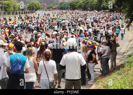 Caracas Venezuela vom 19. Juni 2017: Anti Nicolas Maduro Demonstranten marschieren zu den Nationalen Wahlrat (CNE) in eine massive Demonstration Stockfoto