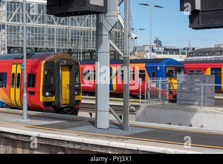 Südwestlichen Eisenbahn Zuege in der Plattformen in London Waterloo Bahnhof wartet mit Pendler und Kunden abzuweichen. Stockfoto