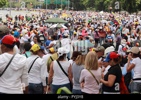 Caracas Venezuela vom 19. Juni 2017: Anti Nicolas Maduro Demonstranten marschieren zu den Nationalen Wahlrat (CNE) in eine massive Demonstration Stockfoto