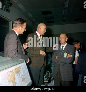 Dr. Robert R. Gilruth (Mitte) im Gespräch mit anderen Bediensteten der NASA in Mission Control Center in der Nähe des Endes der Gemini-12-Mission. Stockfoto