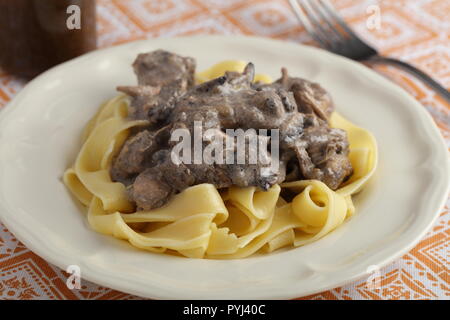 Hähnchenfleisch mit Pilzen und schwarze Trüffel in Sahnesoße mit Pasta Stockfoto