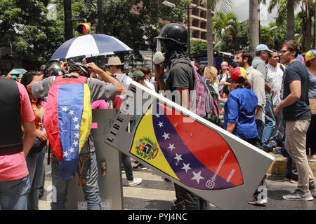 Venezuela vom 19. Juni 2017: Anti Nicolas Maduro Demonstranten marschieren zu den Nationalen Wahlrat (CNE) in eine massive Demonstration gegen die Diktatur Stockfoto