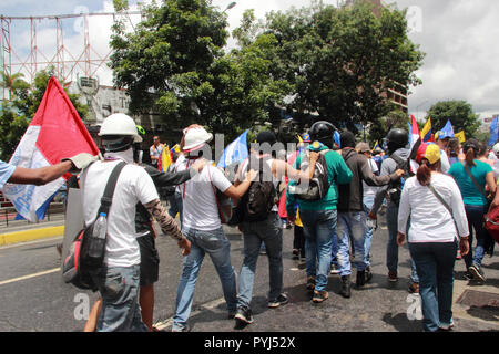 Venezuela vom 19. Juni 2017: Anti Nicolas Maduro Demonstranten marschieren zu den Nationalen Wahlrat (CNE) in eine massive Demonstration gegen die Diktatur Stockfoto