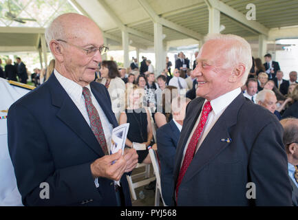 Apollo 11 Astronauten Michael Collins, Links, und Buzz Aldrin sprechen bei einer privaten Trauerfeier feiern das Leben von Neil Armstrong, 12.08.31, 2012, an der Camargo Club in Cincinnati. (NASA/Bill Ingalls) Stockfoto