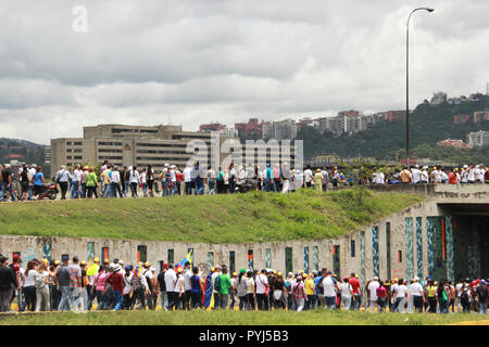 Caracas Venezuela vom 19. Juni 2017: Anti Nicolas Maduro Demonstranten marschieren zu den Nationalen Wahlrat (CNE) in eine massive Demonstration Stockfoto