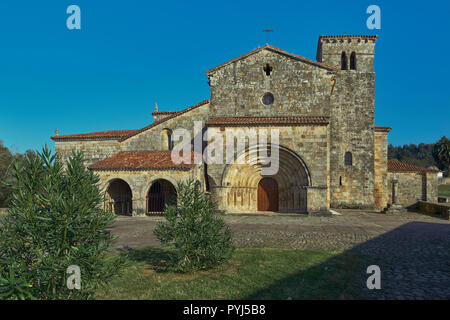 Stiftskirche Santa Cruz de Castañeda, aus dem 12. Jahrhundert, als ein nationales Denkmal, Kantabrien, Spanien, Europa Stockfoto