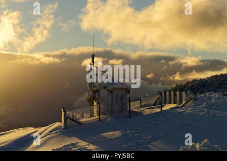 Nahaufnahme eines schneebedeckten Antenne Station, in einem Vulkan Stockfoto