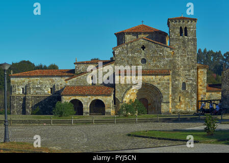 Stiftskirche Santa Cruz de Castañeda, aus dem 12. Jahrhundert, als ein nationales Denkmal, Kantabrien, Spanien, Europa Stockfoto