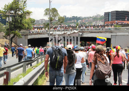 Caracas Venezuela vom 19. Juni 2017: Anti Nicolas Maduro Demonstranten marschieren zu den Nationalen Wahlrat (CNE) in eine massive Demonstration Stockfoto