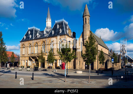 Rathaus Kirche der Hl. Anna und dem Auckland Tower Marktplatz Bishop Auckland, Co Durham GROSSBRITANNIEN Stockfoto