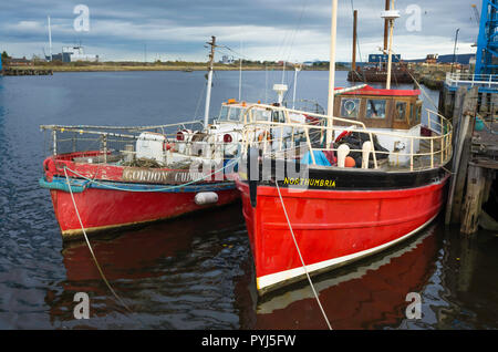 Pensionierte Barnett Klasse Rettungsboot Gordon Cubbin und pensionierte MFV Northumbria günstig auf die T-Stücke in der Nähe von Middlesbrough Transporter Bridge Stockfoto