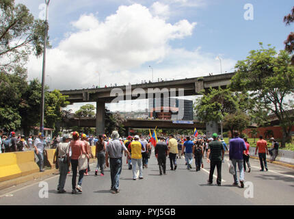 Caracas Venezuela vom 19. Juni 2017: Anti Nicolas Maduro Demonstranten marschieren zu den Nationalen Wahlrat (CNE) in eine massive Demonstration Stockfoto