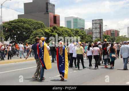 Caracas Venezuela vom 19. Juni 2017: Anti Nicolas Maduro Demonstranten marschieren zu den Nationalen Wahlrat (CNE) in eine massive Demonstration Stockfoto