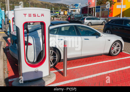 Ein Tesla Auto mit einem Der upercharger' Parkplatz Stockfoto