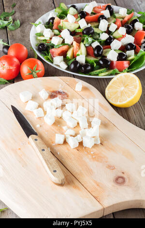 Kochen griechischer Salat, Feta Käse in Scheiben geschnitten closeup Stockfoto