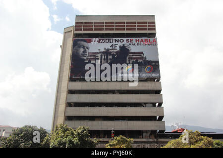 Caracas/Venezuela - Juni 03, 2017: Ein Bild von Hugo Chavez hängt an der Seite eines Gebäudes in Caracas verboten, Menschen schlecht zu von Chavez sprechen Stockfoto