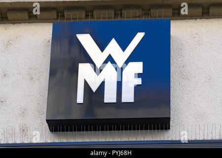 Wiesbaden, Deutschland - 03. Juni 2018: WMF Logo auf einer Fassade. Wuerttembergische Metallwarenfabrik ist ein Deutscher besteck Hersteller, mit Sitz am Gei Stockfoto