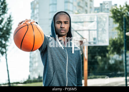 Schön Afro-amerikanische Mann mit einem Basketball Training Stockfoto