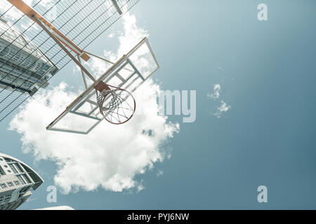 Low Angle einen Korb gegen den Himmel Stockfoto