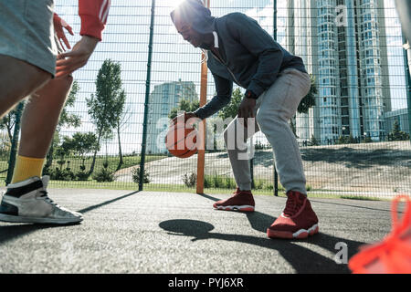 Positive Afro-amerikanische Mann mit einem Basketball Ball Stockfoto