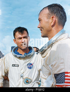 Die Crew der Gemini 10 Raumfahrt, Astronaut John W. Young (links), Befehl Pilot, und Michael Collins, Pilot, an Bord der Bergungsschiff USS Guadalcanal am 21. Juli 1966. Stockfoto