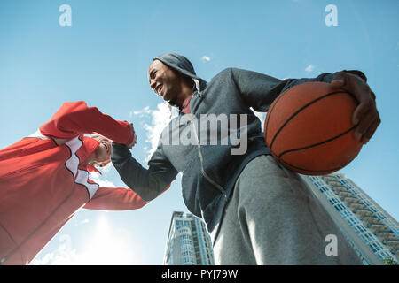 Low Angle eine positive Afro-amerikanische Mann Stockfoto