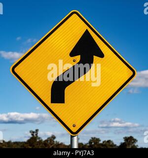 Sicherheit zuerst entlang der Straße auf einer australischen Outback Abenteuer. Stockfoto