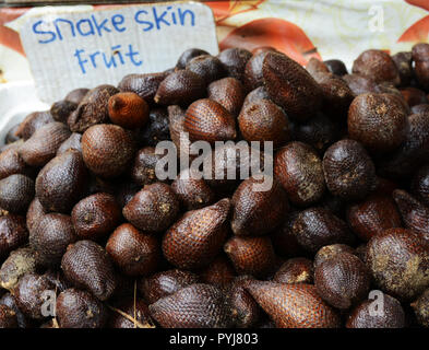 Snake Skin Frucht auf Anzeige an eine Frucht auf Jalan Hang Kasturi in der Nähe von zentralen KL Marktstand. Stockfoto