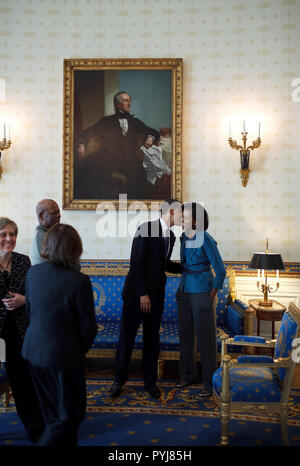 Präsident Barack Obama Küsse der First Lady Michelle Obama im Blauen Zimmer vor der Sitzung mit der Congressional Black Caucus im Speisesaal des Weißen Hauses 2/26/09. Stockfoto