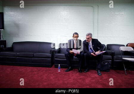 Nach einer politischen Rede zum Irak in Camp Lejeune in North Carolina, Präsident Barack Obama wird unterrichtet von Denis McDonough, Deputy National Security Advisor, vor aTV Interview 2/27/09. Stockfoto