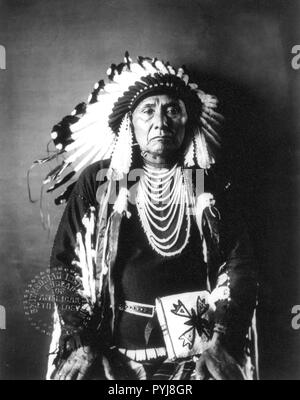 Hin-mah-auch-yah-lat-kekt, auch bekannt als Chief Joseph, Nez Percé Chief, in traditioneller Kleidung Ca. 1900 Stockfoto