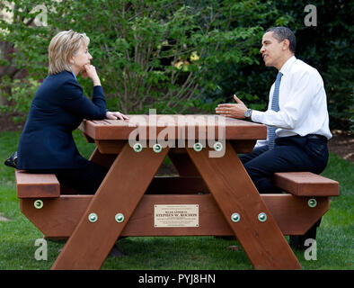 Präsident Barack Obama und Außenministerin Hillary Rodham Clinton sprechen zusammen sitzen an einem Picknicktisch April 9, 2009, auf der South Lawn des Weißen Hauses. Stockfoto