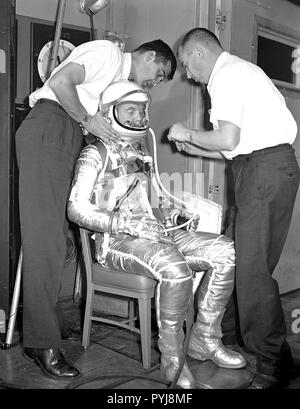 (1960)------- John Glenn jr., einem der sieben vor kurzem ausgewählte Mercury Astronauten, nimmt an einem Anzug - Fitting. Stockfoto