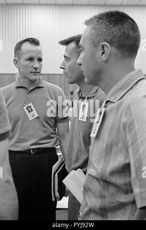 (20 März 1965) - - - Die Crew der NASA Gemini-Titan 3 Mission, Astronauten John W. Jung (Mitte), Pilot; I. und Virgil Grissom (Vordergrund), Befehl Pilot, halten eine Diskussion auf der Gemini-Trägerrakete Review Meeting am 20. März 1965, mit Astronaut Edward H. Weiß II, Pilot für das GT-4-Mission. Stockfoto