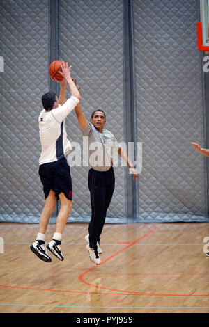 Präsident Barack Obama spielt Basketball des US-Außenministeriums Innenraum, Washington, D.C. mit Bildungsminister Arne Duncan, 2/28/09. Stockfoto