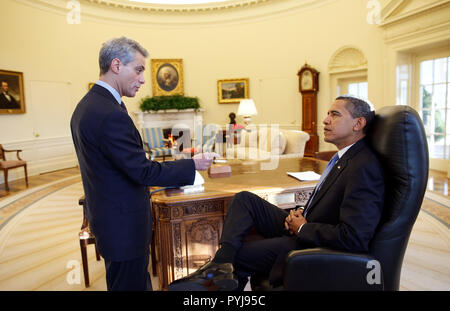 Us-Präsident Barack Obama trifft allein mit Stabschef Rahm Emanuel im Oval Office, an seinem ersten Tag im Amt. 1/21/09 Stockfoto