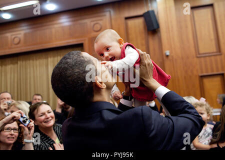 Präsident Obama hebt ein Baby am 4. April 2009, während der US-Botschaft Begrüßung in einem Hotel in Prag. Stockfoto