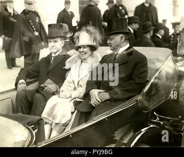 President Coolidge, Frau Coolidge und Senator Curtis auf dem Weg zum Capitol, 4. März 1925 Stockfoto