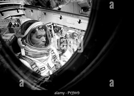 (18 Juli 1966)------- Close-up von Astronauten Michael Collins, Gemini-10 Pilot, der endgültigen Einstellung und Kontrollen in der Gemini spacecraft Während der Prelaunch Countdown. In der rechten Hintergrund ist Astronaut John W. Young, Befehl Pilot. Stockfoto