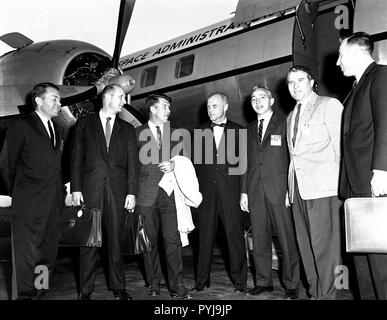 Dieses Foto wurde im September 1962 bei einem solchen Besuch genommen. Von links nach rechts sind Elliot, Tom Stafford, Wally Schirra, John Glenn, Brainerd Holmes, Dr. von Braun, und Jim Lovell. Stockfoto