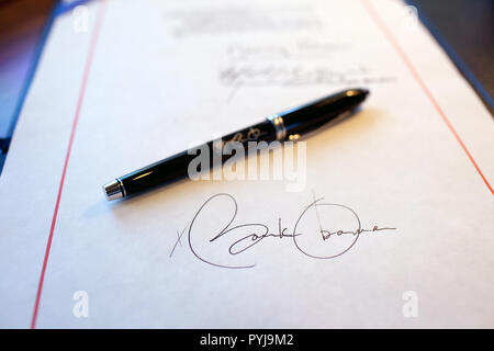 Bis detail von Präsident Obamas Unterschrift auf einer Rechnung in der Nähe und ein Stift für die Signatur verwendet, die an Bord der Air Force One auf einem Flug von Buckley Air Force Base, Denver Colorado nach Phoenix, Arizona 2/17/09. Stockfoto