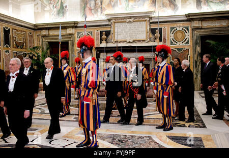 Us-Präsident Barack Obama trifft sich mit Papst Benedikt XVI. im Vatikan am 10. Juli 2009. Stockfoto