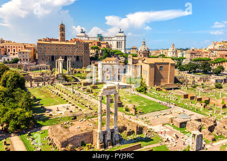 Sommer Foto des Forum Romanum: der Tempel von Castor und Pollux, der Triumphbogen des Septimius Severus, der Tempel des Saturn, die Tempel von Vespasian, Titus und Basilika Aemilia, die Tabularium Stockfoto