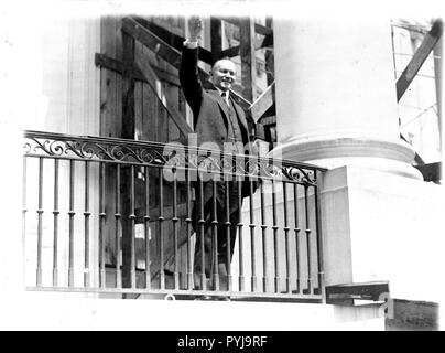 President Coolidge winkt ein Gruß an die Scharen von Kindern im Weißen Haus Grundstück versammelten Ostereier zu rollen, 18. April 1927 Stockfoto