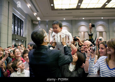 Präsident Barack Obama grüßt die Tochter eines US-Botschaft Mitarbeiter im Hotel Okura in Tokio, Japan, November 14, 2009. Stockfoto