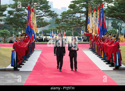 Präsident Barack Obama geht mit südkoreanischen Präsidenten Lee Myung-bak bei der Begrüßungszeremonie im Blue House in Seoul, Südkorea, Nov. 19, 2009 Stockfoto