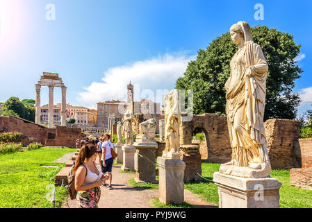 Rom/Italien - 24. August 2018: Die Touristen gegenseitig beobachten und die Statuen von Jungfrauen in der Nähe des Hauses des Vestals, Roman Forum Stockfoto